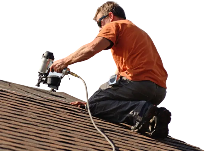 Ein Arbeiter befestigt mit einer Bohrmaschine eine Dacheindeckung aus Metall mit Schrauben.