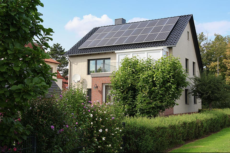 Sonnenkollektoren auf einem Privathaus in Deutschland installiert